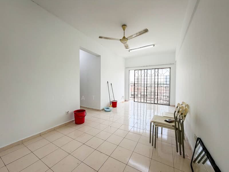 Pangsapuri untuk Dijual di Pangsapuri Cemara - Izzat Zamros - Living Room - PropertyGuru.com.my