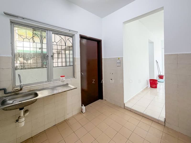 Pangsapuri untuk Dijual di Pangsapuri Cemara - Izzat Zamros - Kitchen - PropertyGuru.com.my