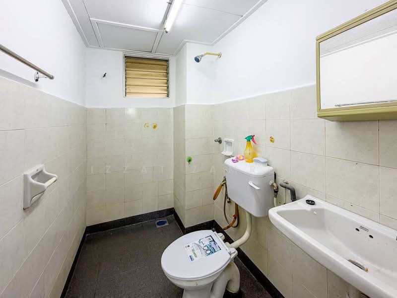 Pangsapuri untuk Dijual di Pangsapuri Cemara - Izzat Zamros - Bathroom - PropertyGuru.com.my