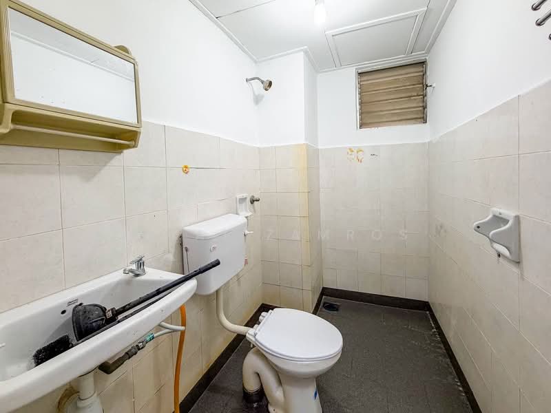 Pangsapuri untuk Dijual di Pangsapuri Cemara - Izzat Zamros - Bathroom - PropertyGuru.com.my