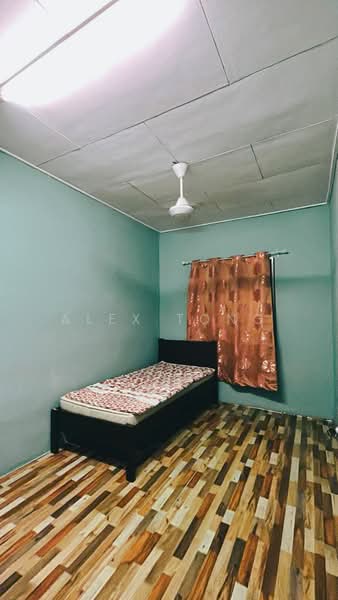 Rumah Flat untuk Dijual di Pangsapuri Sri Meranti - Alex Tong - Bedroom - PropertyGuru.com.my