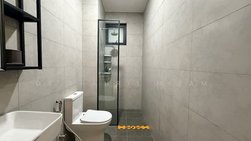 Service Residence for Sale at Linkar 52 Seksyen 14, Shah Alam - Dr Shahril Nizam - Bathroom - PropertyGuru.com.my
