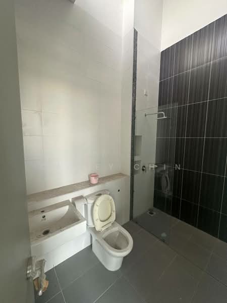 Rumah Teres 2 Tingkat untuk Dijual di Taman Mount Austin (Tebrau) - Calley Chin - Bathroom - PropertyGuru.com.my
