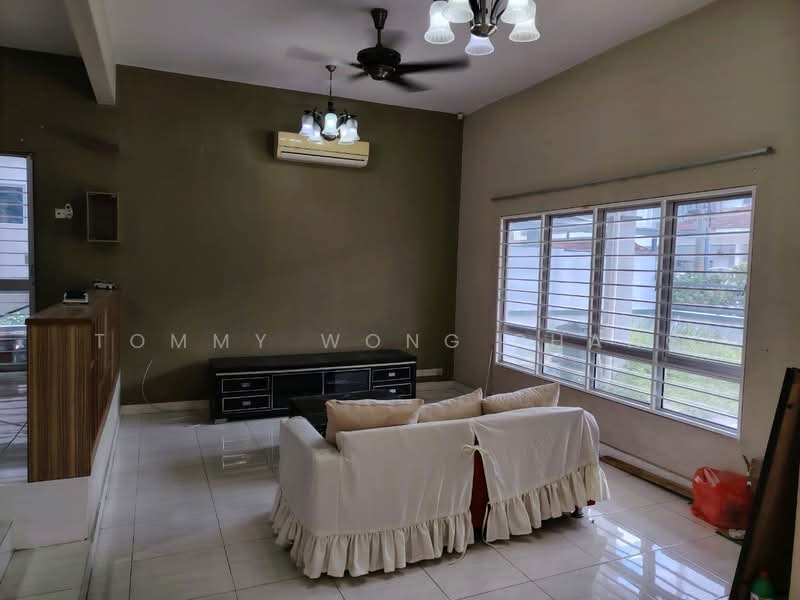 Rumah Teres untuk Dijual di Bandar Putra Permai (Seri Kembangan) - Tommy Wong Phang - Living Room - PropertyGuru.com.my