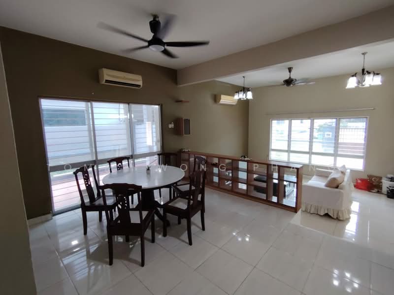 Rumah Teres untuk Dijual di Bandar Putra Permai (Seri Kembangan) - Tommy Wong Phang - Living Room - PropertyGuru.com.my