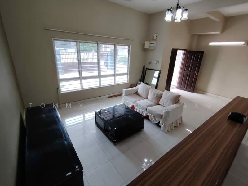 Rumah Teres untuk Dijual di Bandar Putra Permai (Seri Kembangan) - Tommy Wong Phang - Living Room - PropertyGuru.com.my