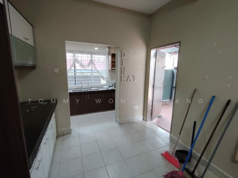 Rumah Teres untuk Dijual di Bandar Putra Permai (Seri Kembangan) - Tommy Wong Phang - Kitchen - PropertyGuru.com.my