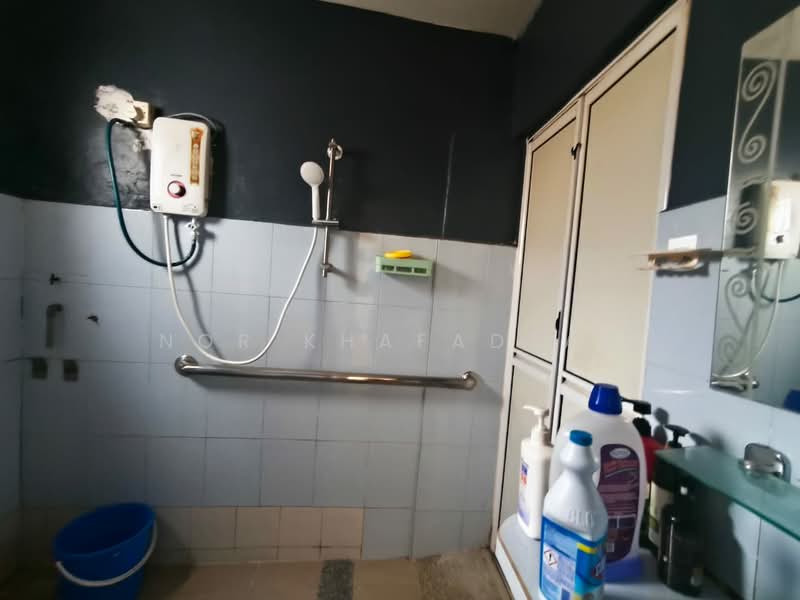 Rumah Teres 2 Tingkat untuk Disewa di Bukit Jelutong (Shah Alam) - Nor Khafadzah - Bathroom - PropertyGuru.com.my