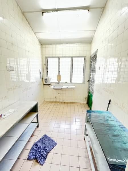 1-storey Terraced House for Sale in Bandar Kinrara Seksyen 1 (Bandar Kinrara) - Eric How - Kitchen - PropertyGuru.com.my