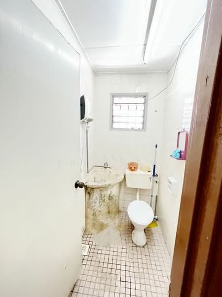 1-storey Terraced House for Sale in Bandar Kinrara Seksyen 1 (Bandar Kinrara) - Eric How - Bathroom - PropertyGuru.com.my