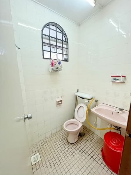 1-storey Terraced House for Sale in Bandar Kinrara Seksyen 1 (Bandar Kinrara) - Eric How - Bathroom - PropertyGuru.com.my