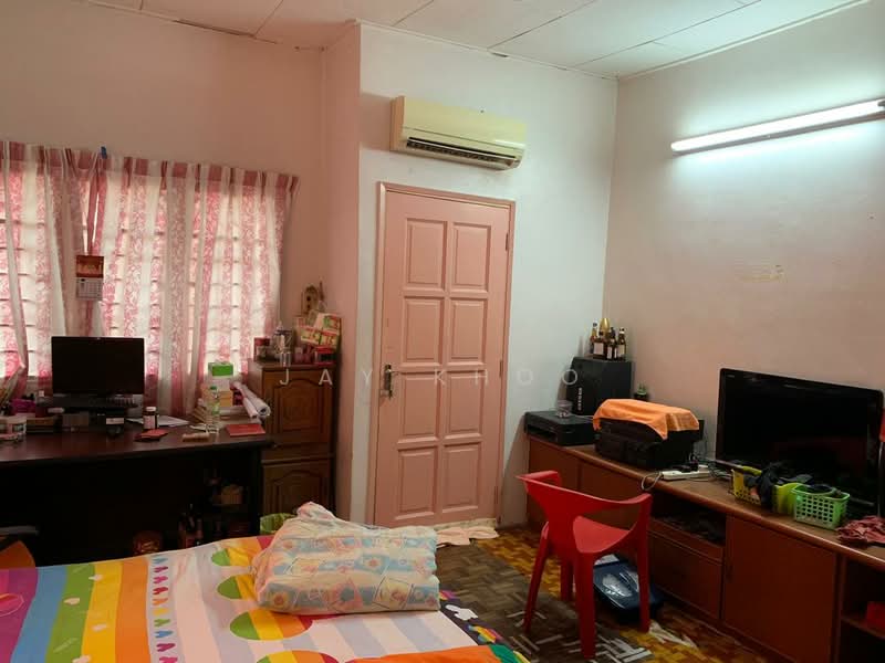 2-storey Terraced House for Sale in Taman Sungai Besi Indah (Seri Kembangan) - Jay Khoo - Bedroom - PropertyGuru.com.my
