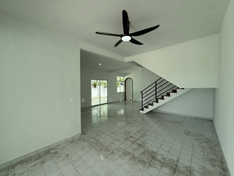 Rumah Teres 2 Tingkat untuk Dijual di Taman Puteri Wangsa (Ulu Tiram) - Kai Siong - Living Room - PropertyGuru.com.my