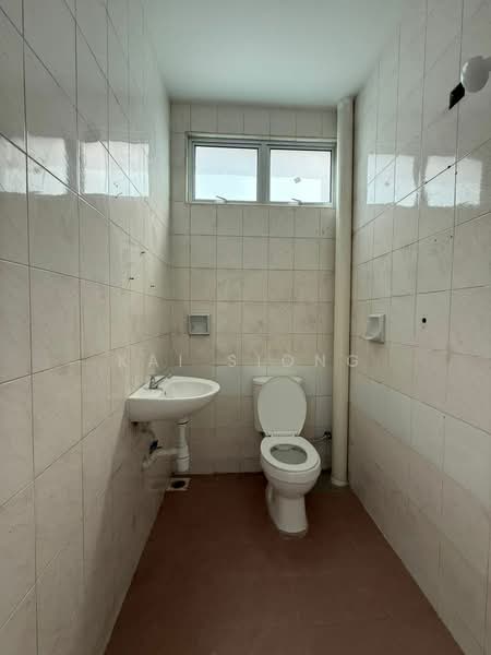 Rumah Teres 2 Tingkat untuk Dijual di Taman Puteri Wangsa (Ulu Tiram) - Kai Siong - Bathroom - PropertyGuru.com.my