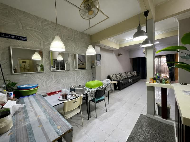 Rumah Teres 2 Tingkat untuk Dijual di TAMAN PUCHONG UTAMA (Puchong) - Amin Azlan - Living Room - PropertyGuru.com.my