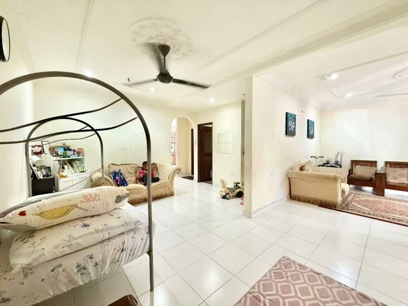Rumah Teres 2 Tingkat untuk Dijual di Seksyen 7 (Shah Alam) - Farah Hanan - Living Room - PropertyGuru.com.my