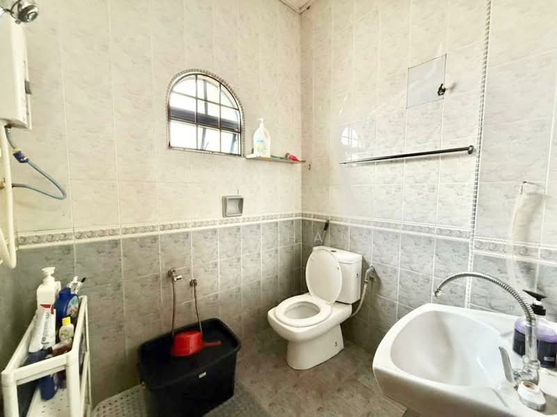 Rumah Teres 2 Tingkat untuk Dijual di Seksyen 7 (Shah Alam) - Farah Hanan - Bathroom - PropertyGuru.com.my