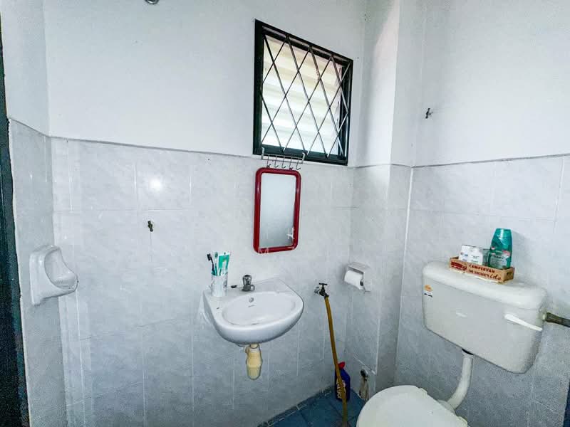 2-storey Terraced House for Sale in Bandar Putra Permai (Seri Kembangan) - Ahmad Fikri Amer Hamzah - Bathroom - PropertyGuru.com.my