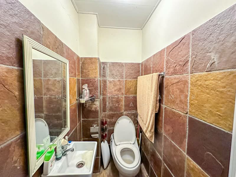 2-storey Terraced House for Sale in Bandar Putra Permai (Seri Kembangan) - Ahmad Fikri Amer Hamzah - Bathroom - PropertyGuru.com.my