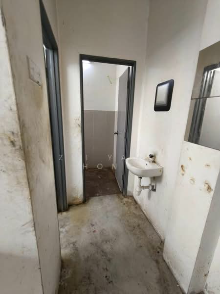 Shop for Rent in Gelang Patah (Johor) - Zhi Yang Hong - Bathroom - PropertyGuru.com.my