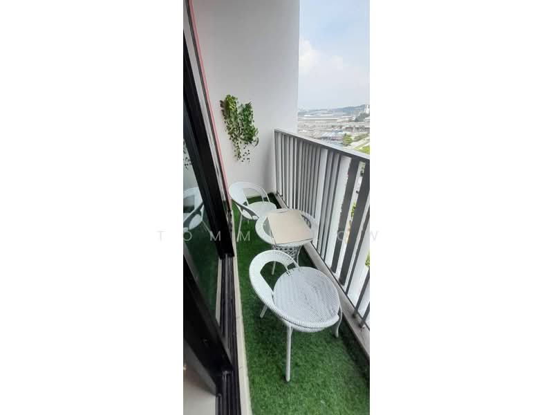 Servis Apartment untuk Disewa di i-SOHO @ i-City - Tommy Low - Balcony - PropertyGuru.com.my