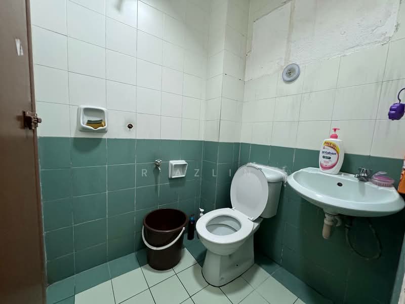 2-storey Terraced House for Sale in Subang Bestari (Shah Alam) - R Azlin - Bathroom - PropertyGuru.com.my