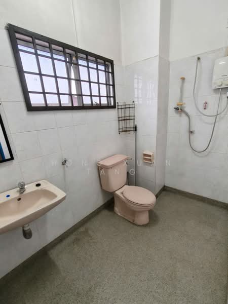 Rumah Teres 2 Tingkat untuk Disewa di Taman Putri Kulai (Kulai) - Hong Xuan Tang - Bathroom - PropertyGuru.com.my