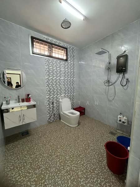 Rumah Teres 2 Tingkat untuk Dijual di Taman Tampoi Indah (Tampoi) - Iden Tan - Bathroom - PropertyGuru.com.my