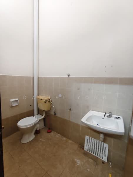 1-storey Terraced House for Sale in Bandar Putra (Kulai) - Daniel Yong - Bathroom - PropertyGuru.com.my