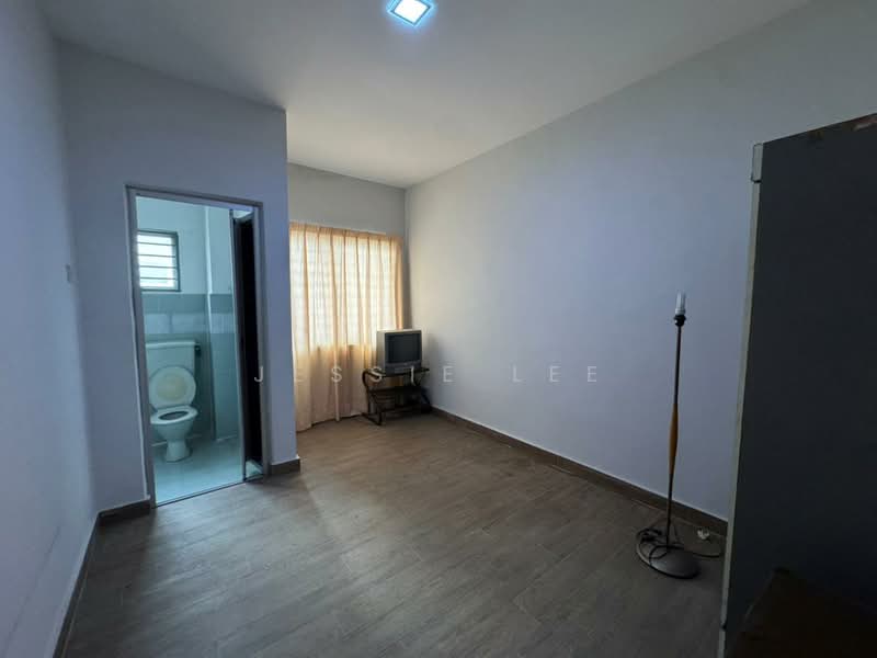 Rumah Teres 2 Tingkat untuk Dijual di Sungai Long (Bandar Sungai Long) - Jessie Lee - Bathroom - PropertyGuru.com.my