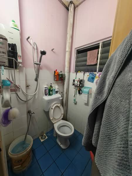 Pangsapuri untuk Dijual di Pangsapuri Sri Mayang - Jyden Tiew - Bathroom - PropertyGuru.com.my