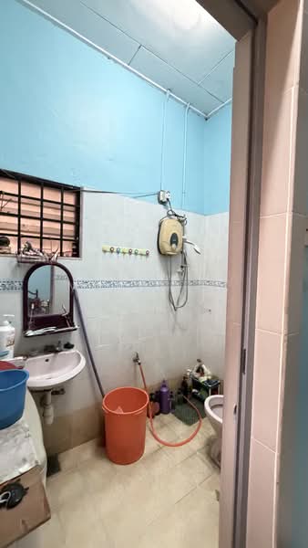 1.5-storey Terraced House for Sale in Taman Kemas (Tampoi) - Mukhriez Mesh - Bathroom - PropertyGuru.com.my