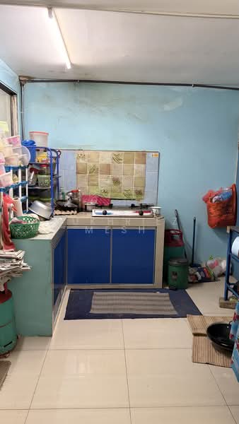 1.5-storey Terraced House for Sale in Taman Kemas (Tampoi) - Mukhriez Mesh - Kitchen - PropertyGuru.com.my