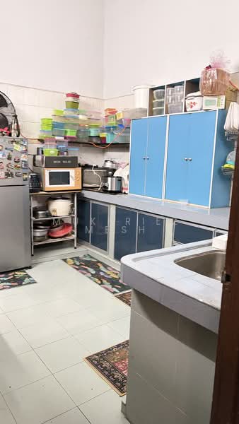 1.5-storey Terraced House for Sale in Taman Kemas (Tampoi) - Mukhriez Mesh - Kitchen - PropertyGuru.com.my