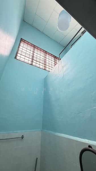 1.5-storey Terraced House for Sale in Taman Kemas (Tampoi) - Mukhriez Mesh - Bathroom high ceiling  - PropertyGuru.com.my