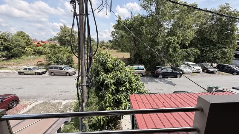 1.5-storey Terraced House for Sale in Taman Kemas (Tampoi) - Mukhriez Mesh - Exterior garden - PropertyGuru.com.my