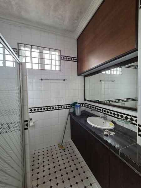 2-storey Terraced House for Sale in Taman Molek (Johor Bahru) - Shieh Long Chen - Bathroom - PropertyGuru.com.my