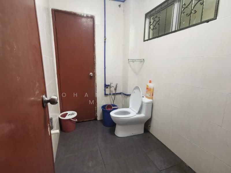 Rumah Teres 2 Tingkat untuk Dijual di Seksyen 7 (Shah Alam) - Mohammad Din Majid - Bathroom - PropertyGuru.com.my