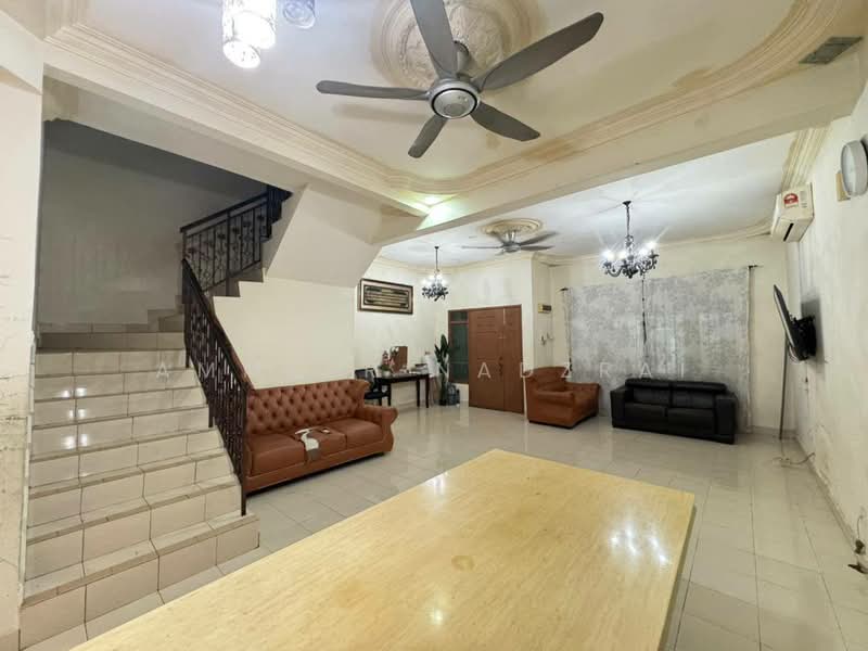 2-storey Terraced House for Sale in Taman Pelangi Semenyih (Semenyih) - Ammeer Nadzrai - Living Room - PropertyGuru.com.my