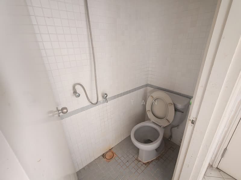 Kondominium untuk Dijual di The Straits View Condominium - Ryan Tan - Bathroom - PropertyGuru.com.my