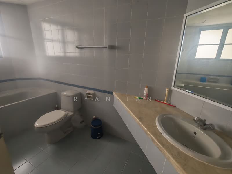 Kondominium untuk Dijual di The Straits View Condominium - Ryan Tan - Bathroom - PropertyGuru.com.my