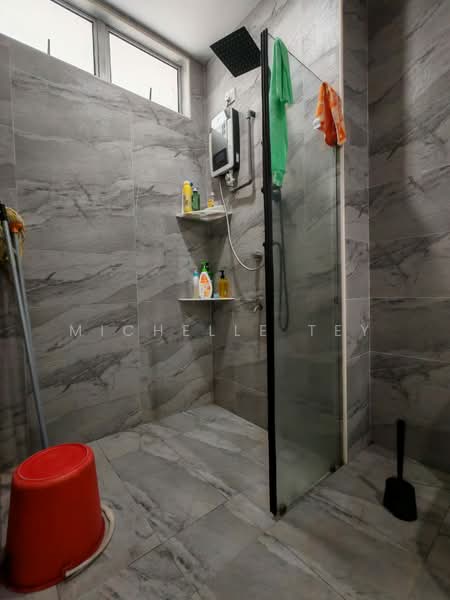 Rumah Berkembar untuk Dijual di Taman Bukit Jaya (Ulu Tiram) - Michelle Tey - Bathroom - PropertyGuru.com.my
