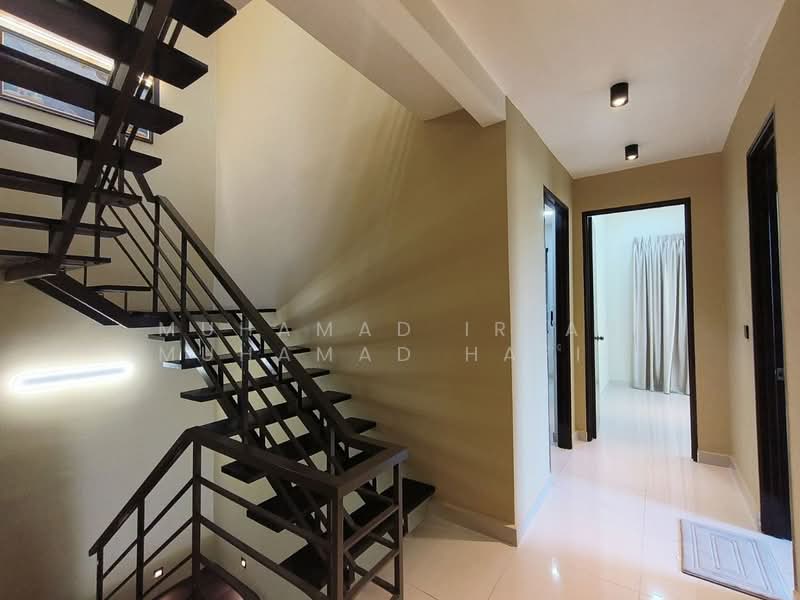 2.5-storey Terraced House for Sale in Seksyen 16 (Shah Alam) - Muhamad Irfan Muhamad Hafiz - Stairs - PropertyGuru.com.my