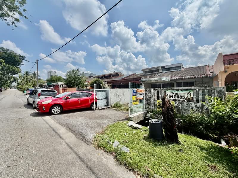 1-storey Terraced House for Sale in Kelana Jaya (Petaling Jaya) - Azli Ibrahim - Exterior - PropertyGuru.com.my