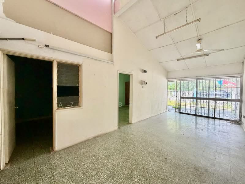 1-storey Terraced House for Sale in Kelana Jaya (Petaling Jaya) - Azli Ibrahim - Living Room - PropertyGuru.com.my