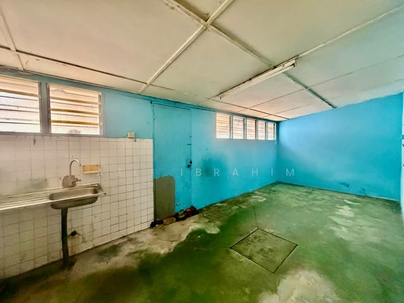 1-storey Terraced House for Sale in Kelana Jaya (Petaling Jaya) - Azli Ibrahim - Kitchen - PropertyGuru.com.my