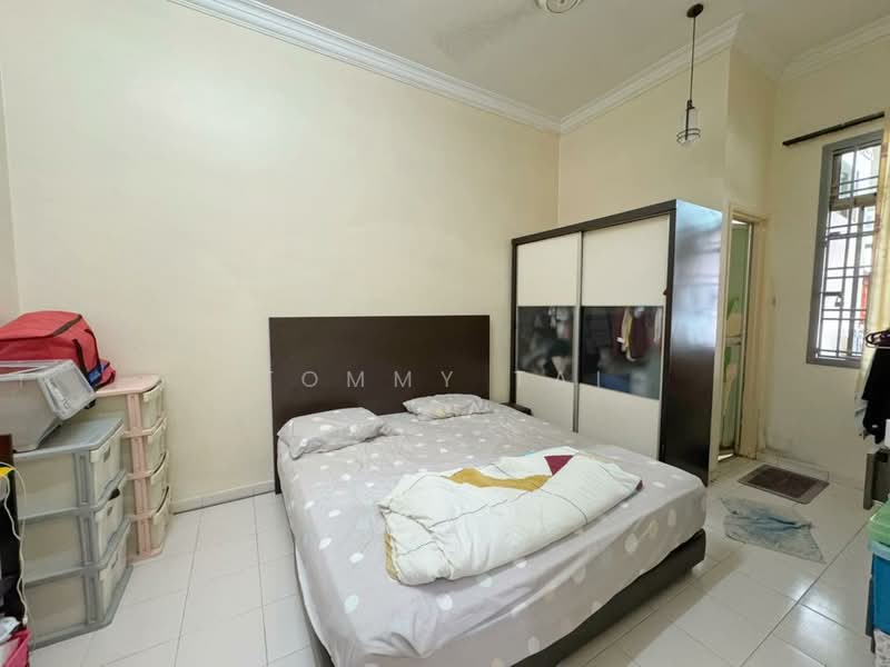 Rumah Teres 1 Tingkat untuk Dijual di Taman Puteri Wangsa (Ulu Tiram) - Tommy Tai - Bedroom - PropertyGuru.com.my