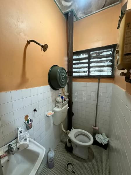 Rumah Teres 2 Tingkat untuk Dijual di Taman Sri Muda (Shah Alam) - Yogesvaran Poovan - Bathroom - PropertyGuru.com.my