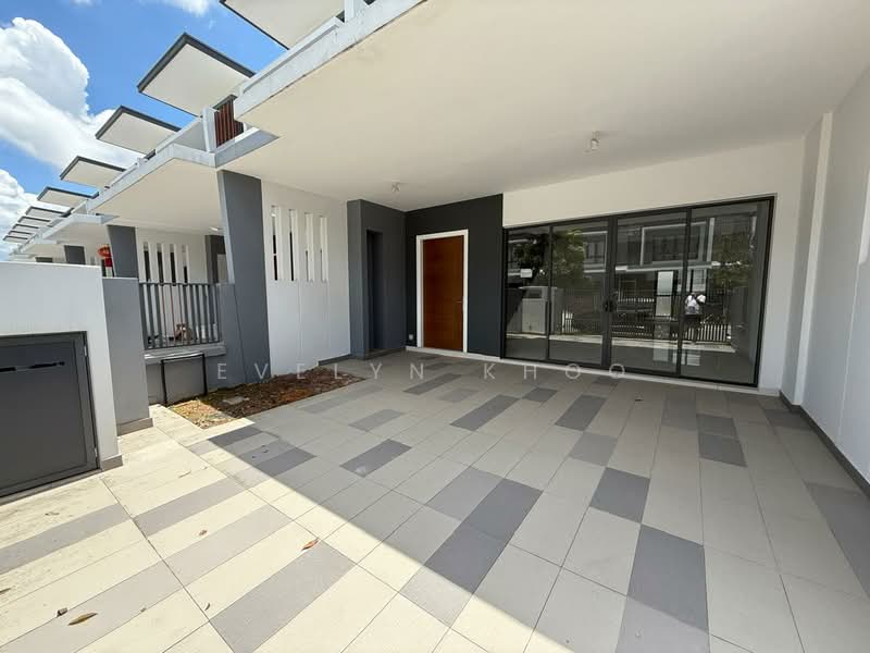 Rumah Teres 2 Tingkat untuk Dijual di Sungai Buloh (Selangor) - Evelyn Khoo - Car Porch - PropertyGuru.com.my