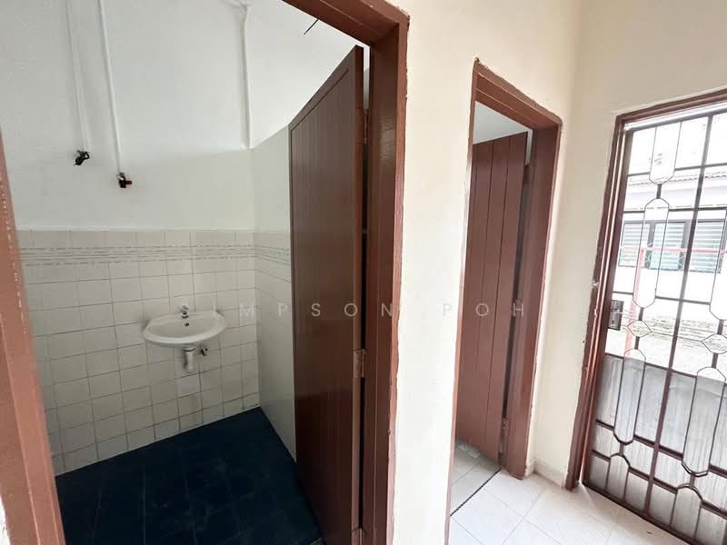 1-storey Terraced House for Sale in Taman Ungku Tun Aminah (Skudai) - Simpson Poh - Bathroom - PropertyGuru.com.my